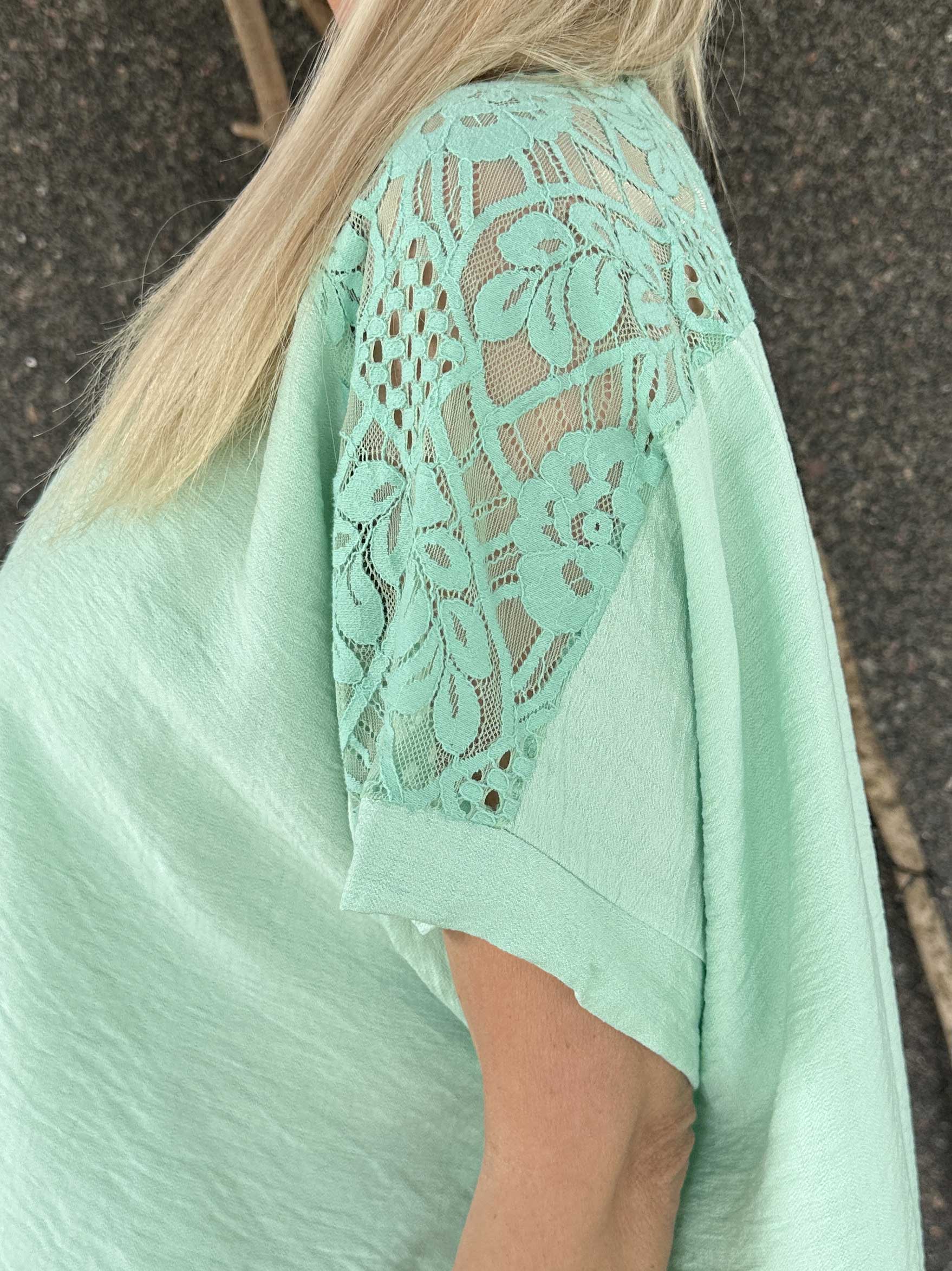 Galene - Sød tunika i viskose med blondedetaljer